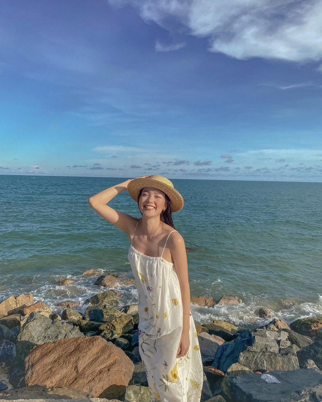 15 outfit đi du lịch của sao Việt: Chị em ghim ngay để mặc đẹp cả chuyến đi-11