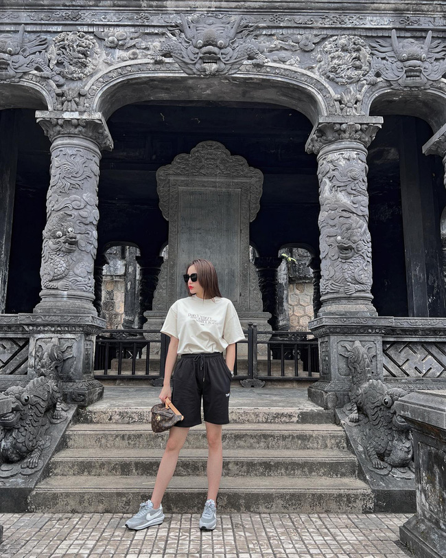 15 outfit đi du lịch của sao Việt: Chị em ghim ngay để mặc đẹp cả chuyến đi-13