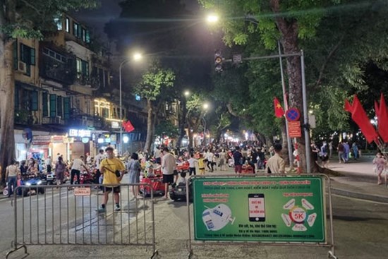 Xử phạt, thu giữ hơn 100 xe điện mini trên phố đi bộ hồ Gươm