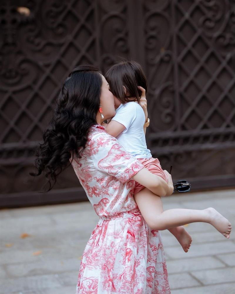 Phượng Chanel lên đồ như mang bầu lần 4-5