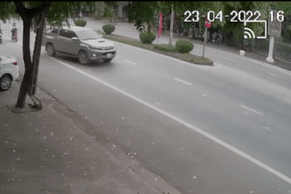 Bất ngờ rẽ trái, xe bán tải gây họa cho nam sinh chạy xe đạp điện