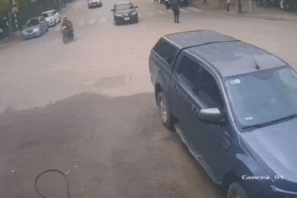 Ôtô con lao cắm đầu vào đuôi xe bán tải khi tài xế ngủ gật