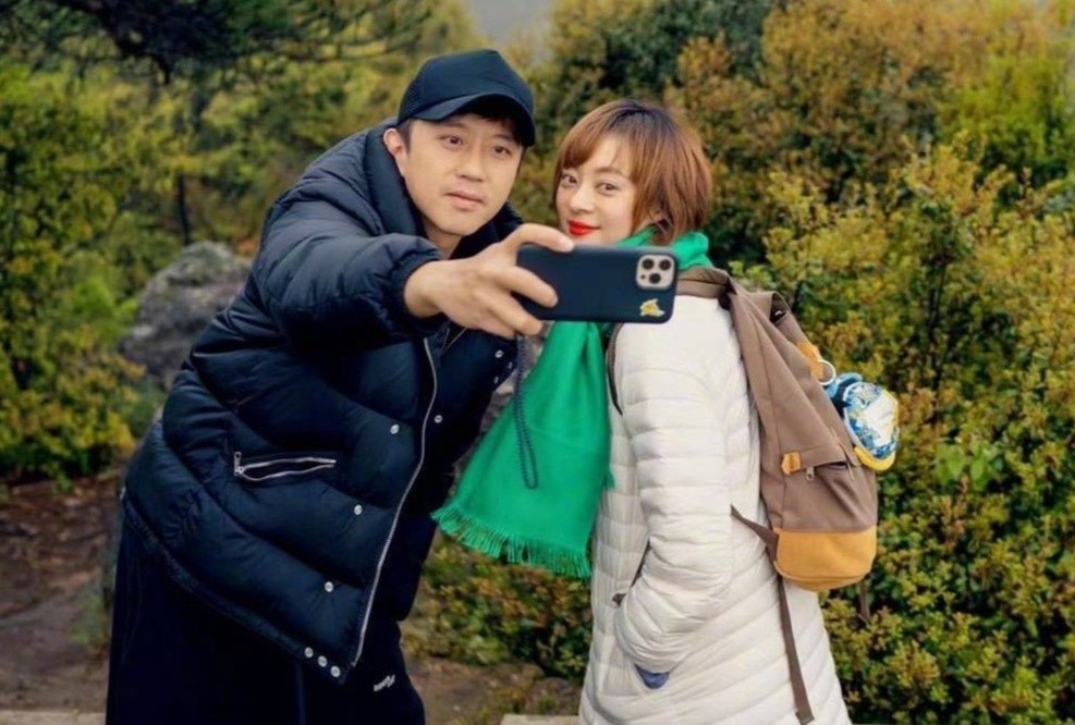 Một cặp vợ chồng siêu sao hạng A bị nghi ngờ lợi dụng dịch Covid-19 để ‘hối lộ’ các quan chức to-6