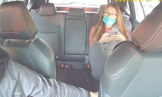 Bị nhắc nhở, cô gái có hành động xấu giơ chân lên, dí vào mặt tài xế bắt ngửi-1