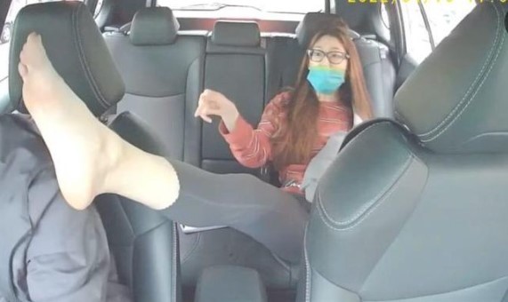 Bị nhắc nhở, cô gái có hành động xấu giơ chân lên, dí vào mặt tài xế bắt ngửi-2