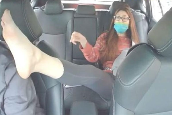 Clip: Bị nhắc nhở, cô gái vung chân đạp vào mặt tài xế và cái kết-1