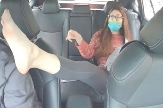 Bị nhắc nhở, cô gái có hành động xấu giơ chân lên, dí vào mặt tài xế bắt ngửi