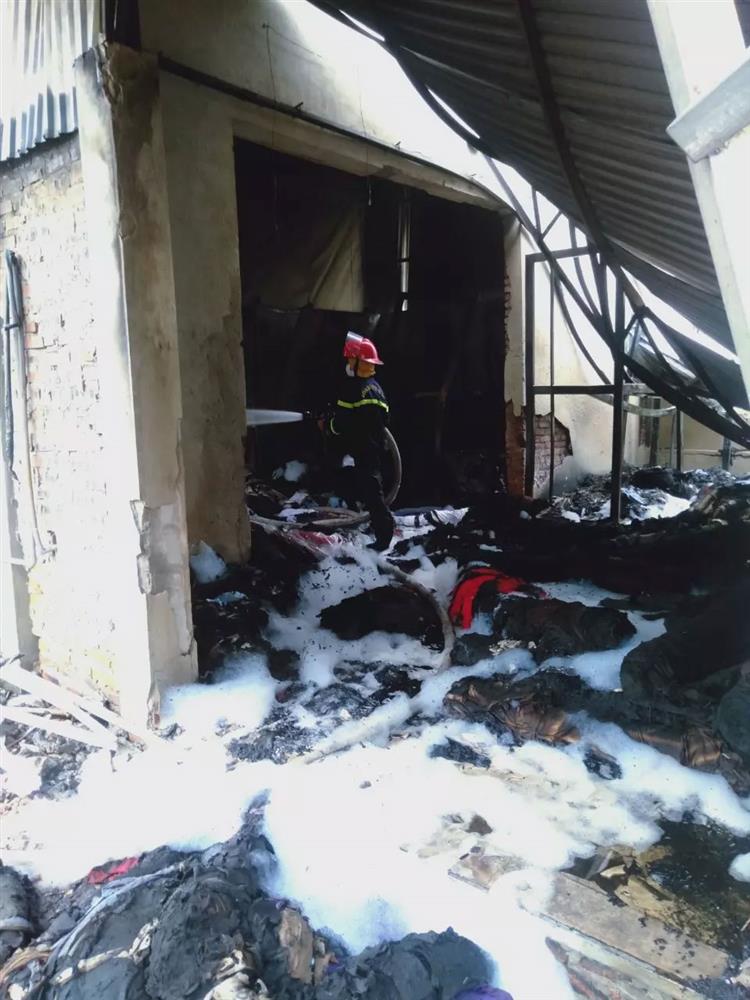 1 người chết trong đám cháy xưởng may 300m2 ở Hà Nội-1