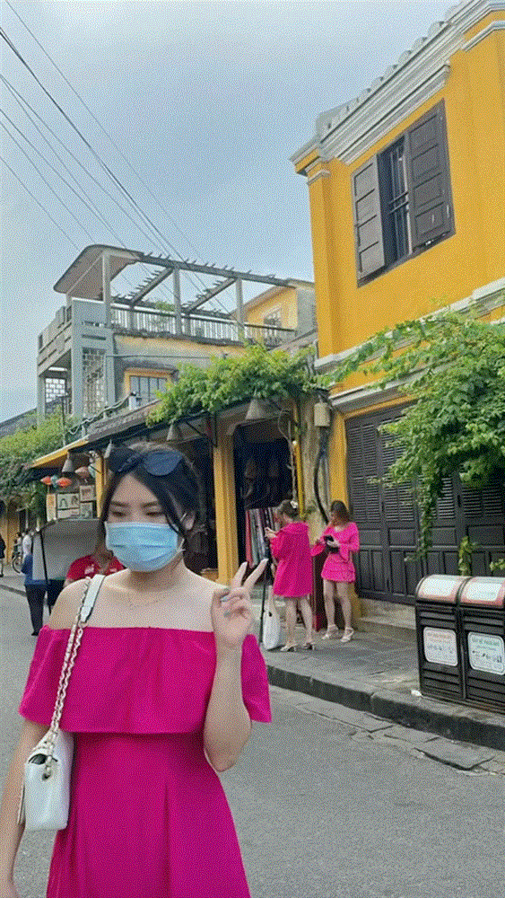 Mặc váy hồng để thật nổi bật ở Hội An, cô gái không ngờ lại gặp ngay cả một binh đoàn áo hồng đụng hàng với mình-2