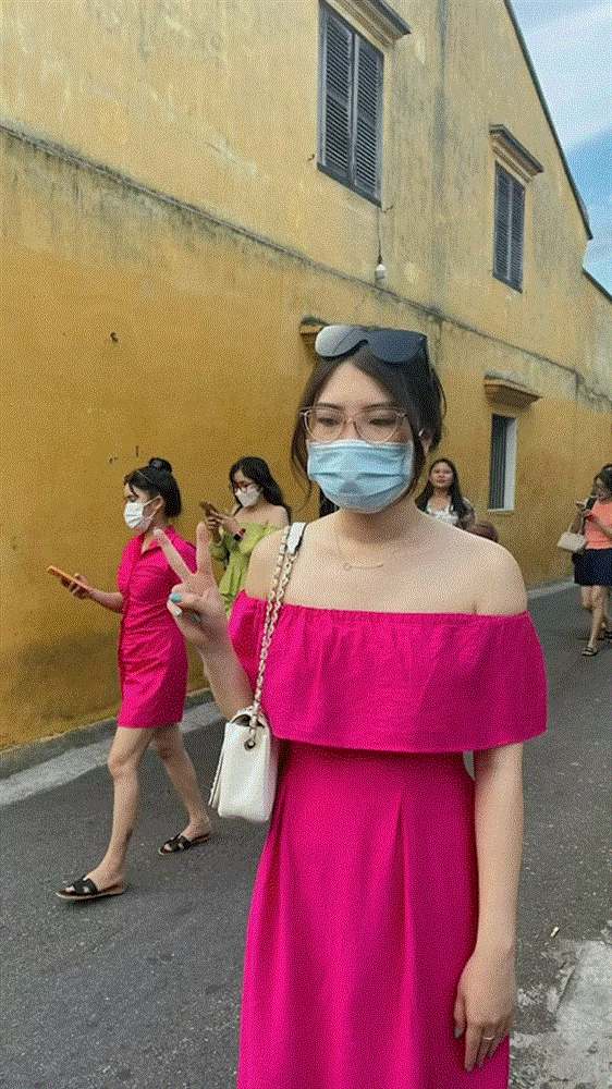 Mặc váy hồng để thật nổi bật ở Hội An, cô gái không ngờ lại gặp ngay cả một binh đoàn áo hồng đụng hàng với mình-5