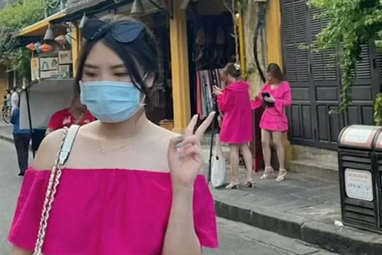 Mặc váy hồng để thật nổi bật ở Hội An, cô gái không ngờ lại gặp ngay cả một 