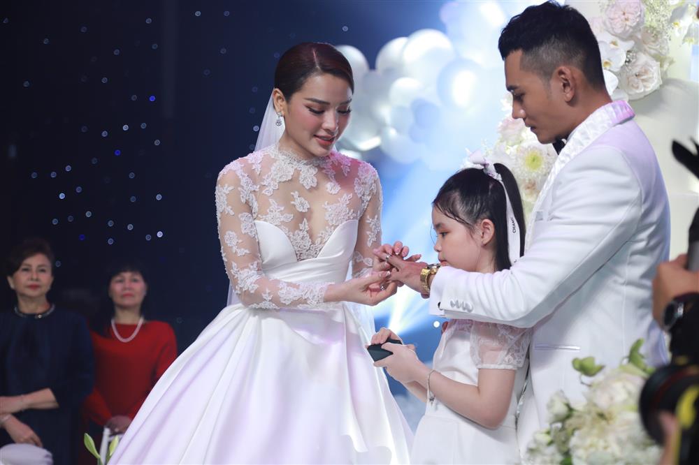 Con gái riêng của Phương Trinh Jolie lần đầu lộ diện, tự tay làm điều đặc biệt này trong lễ cưới của mẹ-2