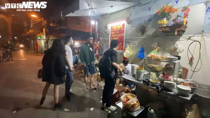 Quán phở kỳ lạ ở Hà Nội: Chỉ đông khách lúc nửa đêm, bán vài trăm bát một ngày-1