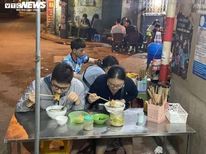 Quán phở kỳ lạ ở Hà Nội: Chỉ đông khách lúc nửa đêm, bán vài trăm bát một ngày-10