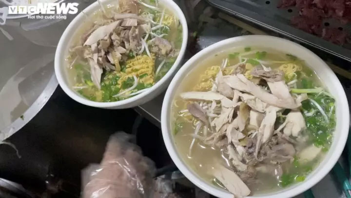 Quán phở kỳ lạ ở Hà Nội: Chỉ đông khách lúc nửa đêm, bán vài trăm bát một ngày-11