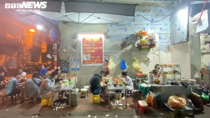 Quán phở kỳ lạ ở Hà Nội: Chỉ đông khách lúc nửa đêm, bán vài trăm bát một ngày-2