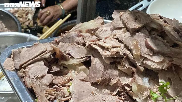 Quán phở kỳ lạ ở Hà Nội: Chỉ đông khách lúc nửa đêm, bán vài trăm bát một ngày-5