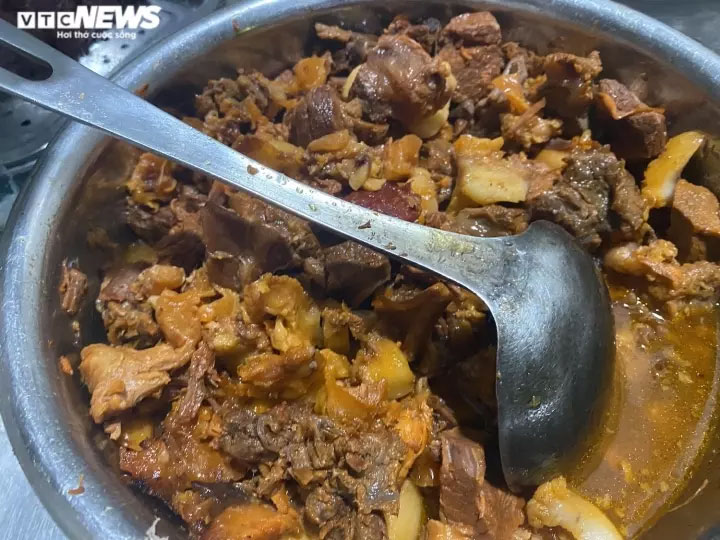 Quán phở kỳ lạ ở Hà Nội: Chỉ đông khách lúc nửa đêm, bán vài trăm bát một ngày-6