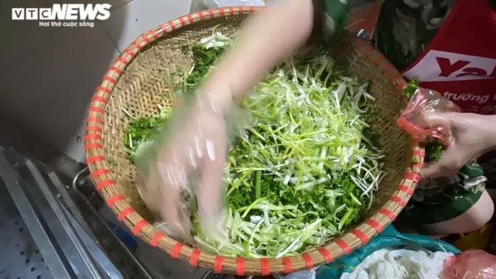 Quán phở kỳ lạ ở Hà Nội: Chỉ đông khách lúc nửa đêm, bán vài trăm bát một ngày-8