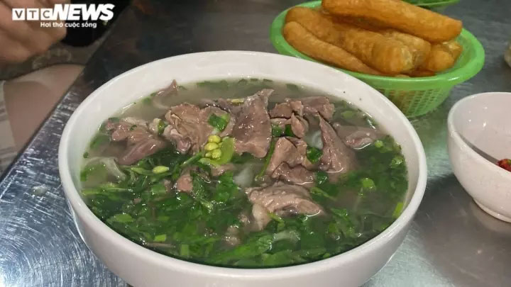 Quán phở kỳ lạ ở Hà Nội: Chỉ đông khách lúc nửa đêm, bán vài trăm bát một ngày-9