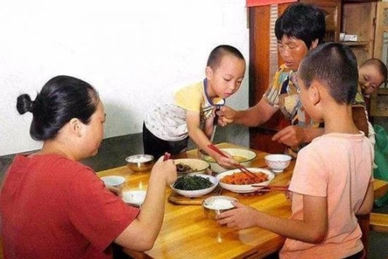 Giáo sư nổi tiếng nói: 3 HÀNH VI trên bàn ăn của trẻ dự báo tương lai gập ghềnh, cha mẹ chấn chỉnh càng sớm con càng đỡ khổ