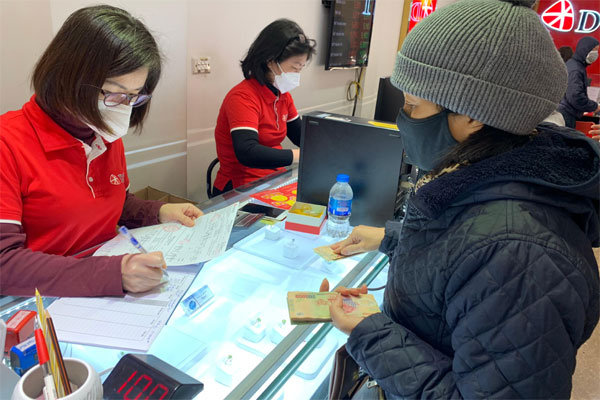 Giá vàng hôm nay 27/4: USD tăng tiếp, vàng liên tục chao đảo-2