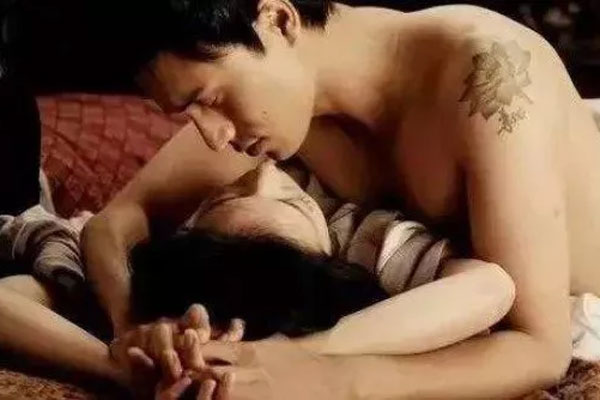 Hạnh phúc có chồng bác sĩ đẹp giàu, tân hôn anh thủ thỉ 1 câu, tôi liền tông cửa chạy-2