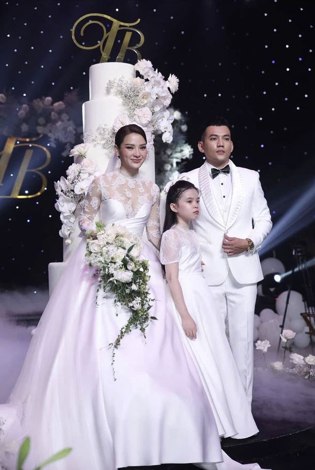Netizen nổ ra tranh cãi trái chiều bộ váy cưới của Phương Trinh Jolie, nguyên do vì điều này?-9
