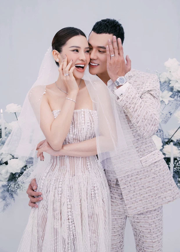 Netizen nổ ra tranh cãi trái chiều bộ váy cưới của Phương Trinh Jolie, nguyên do vì điều này?-10
