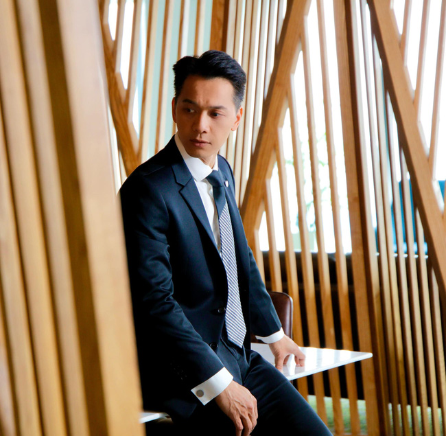 Chủ tịch ACB Trần Hùng Huy dù đã U50 nhưng vẫn lịch lãm trong bức ảnh mới khiến hội chị em đổ gục-2