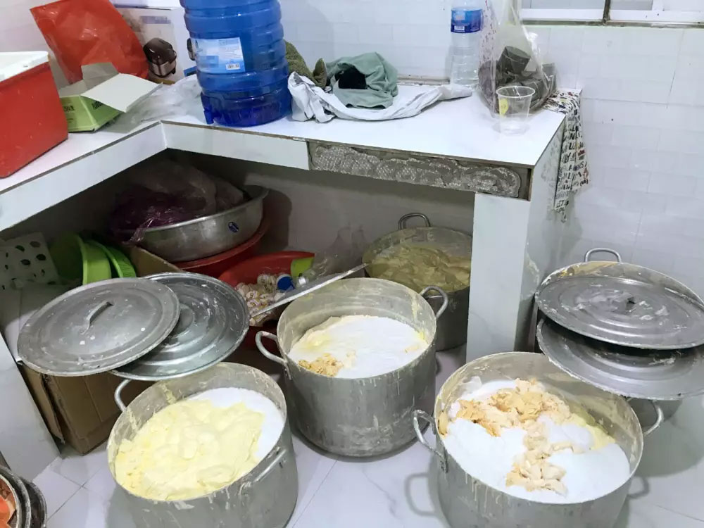 Trộn kem tẩy trắng da như… trộn hồ-1