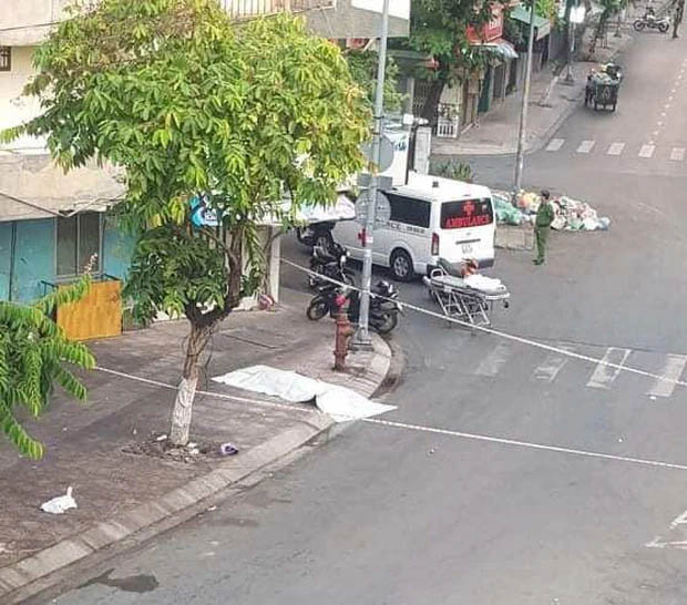 TP.HCM: Người đàn ông tử vong trên vỉa hè, nghi bị sát hại-1