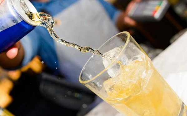 Bé 6 tuổi đột ngột qua đời sau khi uống nước tăng lực, chuyên gia khuyến cáo dừng ngay thói quen này-2