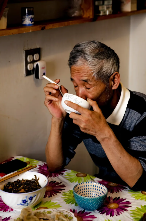 Cặp vợ chồng gốc Á thực hiện giấc mơ Mỹ: Chỉ ăn cơm với trứng mỗi ngày, chắt chiu cho con cháu rồi gặp cơn ác mộng hối hận cả đời-1