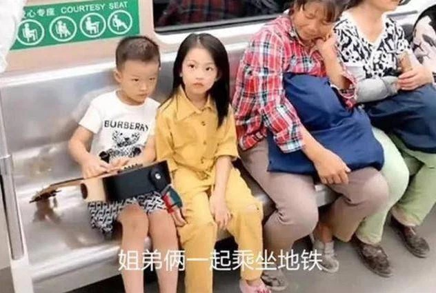 Cách ngồi của 2 em bé trên tàu điện khiến ai nấy xuýt xoa chắc chắn đã được giáo dục rất tốt: 1 đứa trẻ ngoan thường có 3 biểu hiện này-1