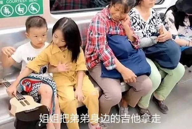 Cách ngồi của 2 em bé trên tàu điện khiến ai nấy xuýt xoa chắc chắn đã được giáo dục rất tốt: 1 đứa trẻ ngoan thường có 3 biểu hiện này-2