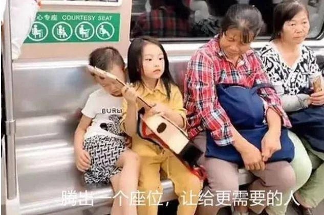 Cách ngồi của 2 em bé trên tàu điện khiến ai nấy xuýt xoa chắc chắn đã được giáo dục rất tốt: 1 đứa trẻ ngoan thường có 3 biểu hiện này-3
