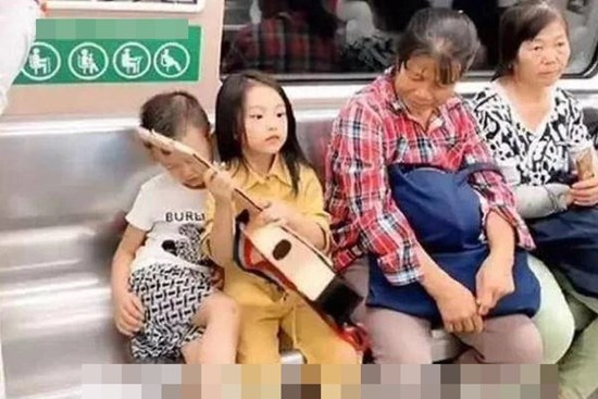 Cách ngồi của 2 em bé trên tàu điện khiến ai nấy xuýt xoa ''chắc chắn đã được giáo dục rất tốt'': 1 đứa trẻ ngoan thường có 3 biểu hiện này