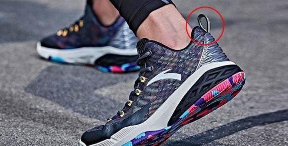 Đừng cắt bỏ phần đuôi nhỏ” ở phía sau của đôi giày. Một số người khi đi giày đã sờn rách vẫn không biết cách sử dụng chính xác-1