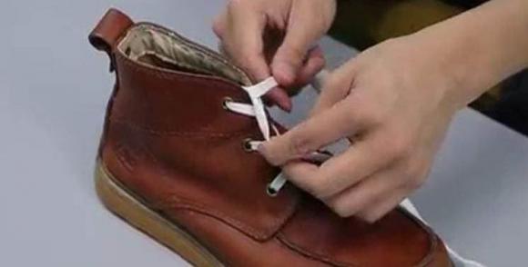 Đừng cắt bỏ phần đuôi nhỏ” ở phía sau của đôi giày. Một số người khi đi giày đã sờn rách vẫn không biết cách sử dụng chính xác-8