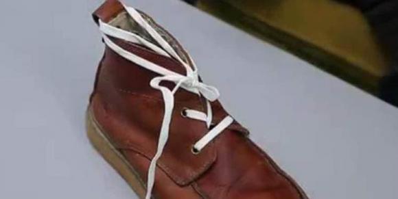 Đừng cắt bỏ phần đuôi nhỏ” ở phía sau của đôi giày. Một số người khi đi giày đã sờn rách vẫn không biết cách sử dụng chính xác-9