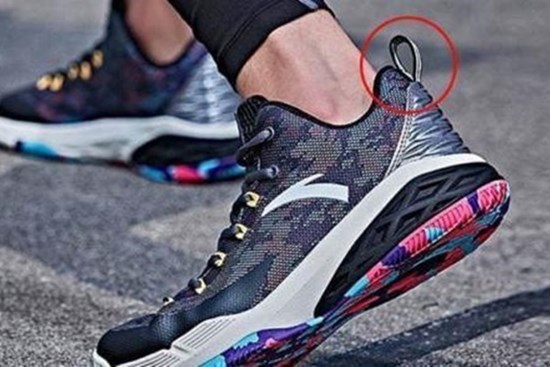 Đừng cắt bỏ phần “đuôi nhỏ” ở phía sau của đôi giày. Một số người khi đi giày đã sờn rách vẫn không biết cách sử dụng chính xác