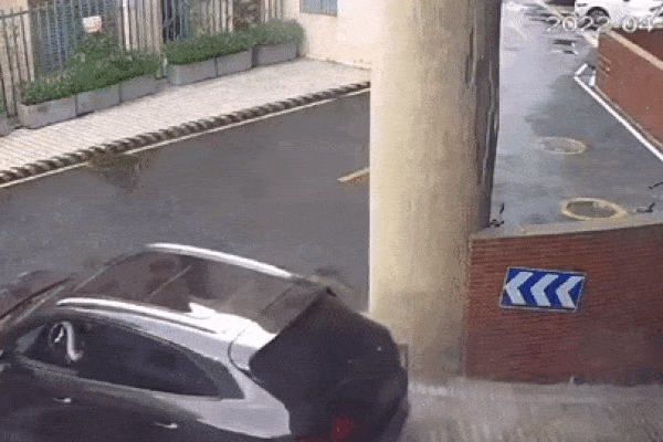 Ô tô bán tải lao lên vỉa hè, người đàn ông may mắn thoát nạn trong tích tắc-1