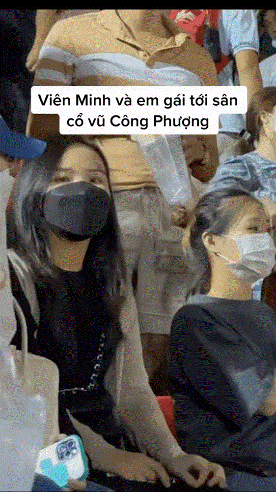 Phát hiện bị quay lén khi đi cổ vũ Công Phượng, Viên Minh liền có một hành động nhỏ nhưng được khen quá tinh tế!-1