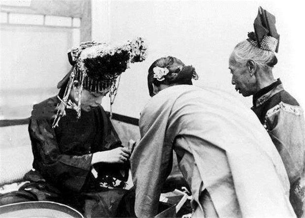 Bộ ảnh hiếm về hôn lễ quý tộc Trung Quốc thời nhà Thanh xưa, những gì khắc họa trong phim ảnh liệu có lừa dối?-6