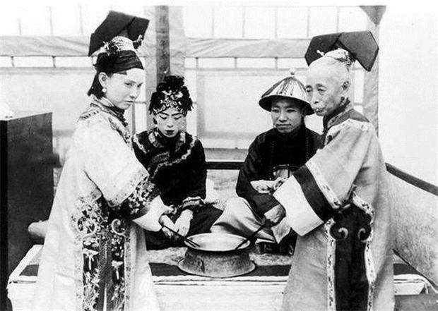 Bộ ảnh hiếm về hôn lễ quý tộc Trung Quốc thời nhà Thanh xưa, những gì khắc họa trong phim ảnh liệu có lừa dối?-11