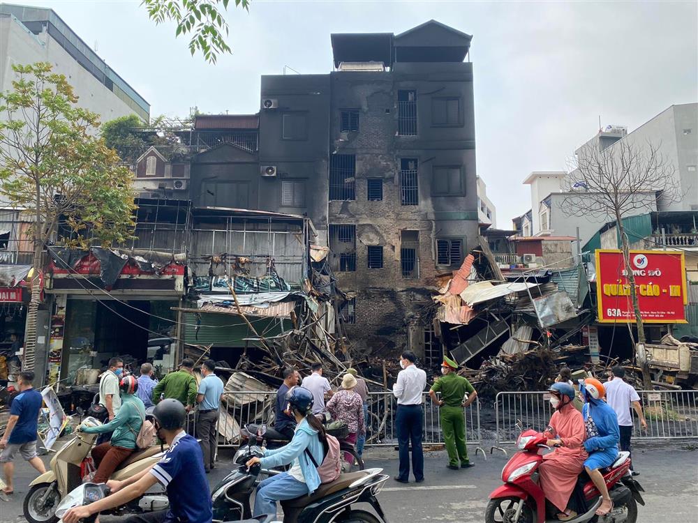 Hà Nội: Cháy cửa hàng săm lốp trong đêm lan rộng ra 10 nhà dân, các lực lượng xuyên đêm dập lửa-1