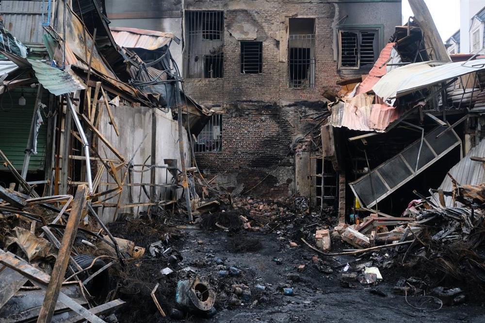 Hà Nội: Cháy cửa hàng săm lốp trong đêm lan rộng ra 10 nhà dân, các lực lượng xuyên đêm dập lửa-3