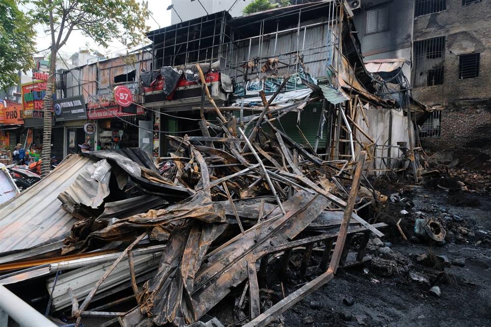 Hà Nội: Cháy cửa hàng săm lốp trong đêm lan rộng ra 10 nhà dân, các lực lượng xuyên đêm dập lửa-4