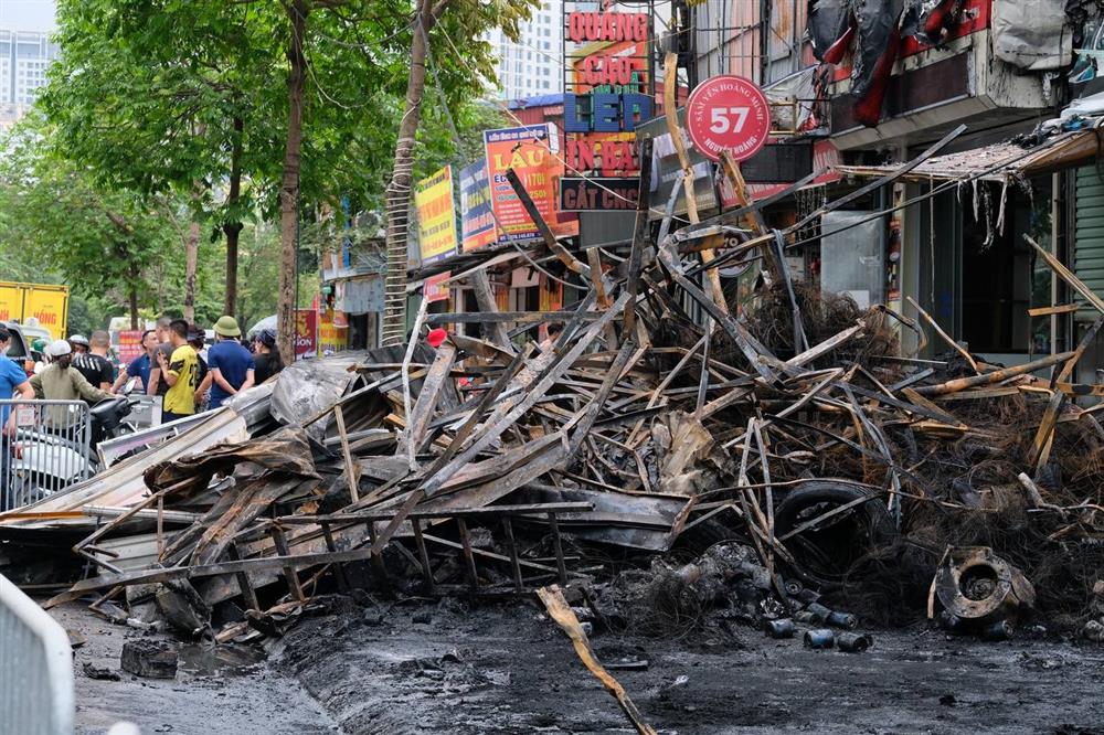 Hà Nội: Cháy cửa hàng săm lốp trong đêm lan rộng ra 10 nhà dân, các lực lượng xuyên đêm dập lửa-5